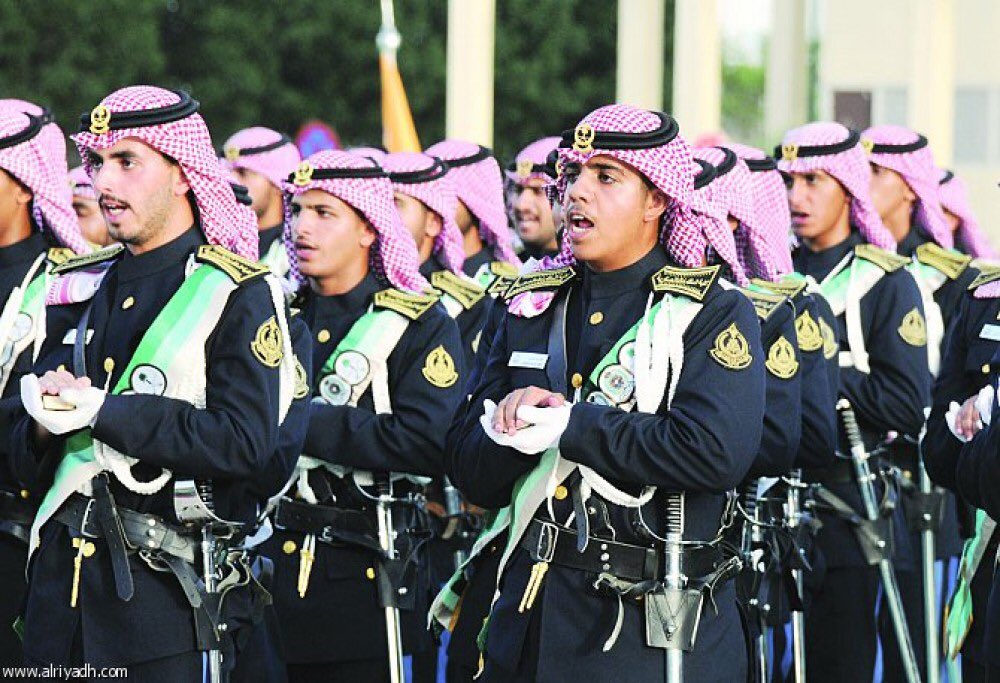 أجزم أنه لو تقرر إلزام الموظفين الحكوميين الحاليين ومن سيتم تعيينهم مستقبلًا بالقسم الوظيفي أمام رؤسائهم كما يحصل مع الوزراء والسفراء والعسكريين والأطباء ، فإن ذلك سيحد كثيرًا من المحسوبيات والتهاون والتفريط بالأمانة،وعلى الأخص المعلمين والمعلمات لعظم أمانتهم.
رتويت إن كنت مؤيدًا