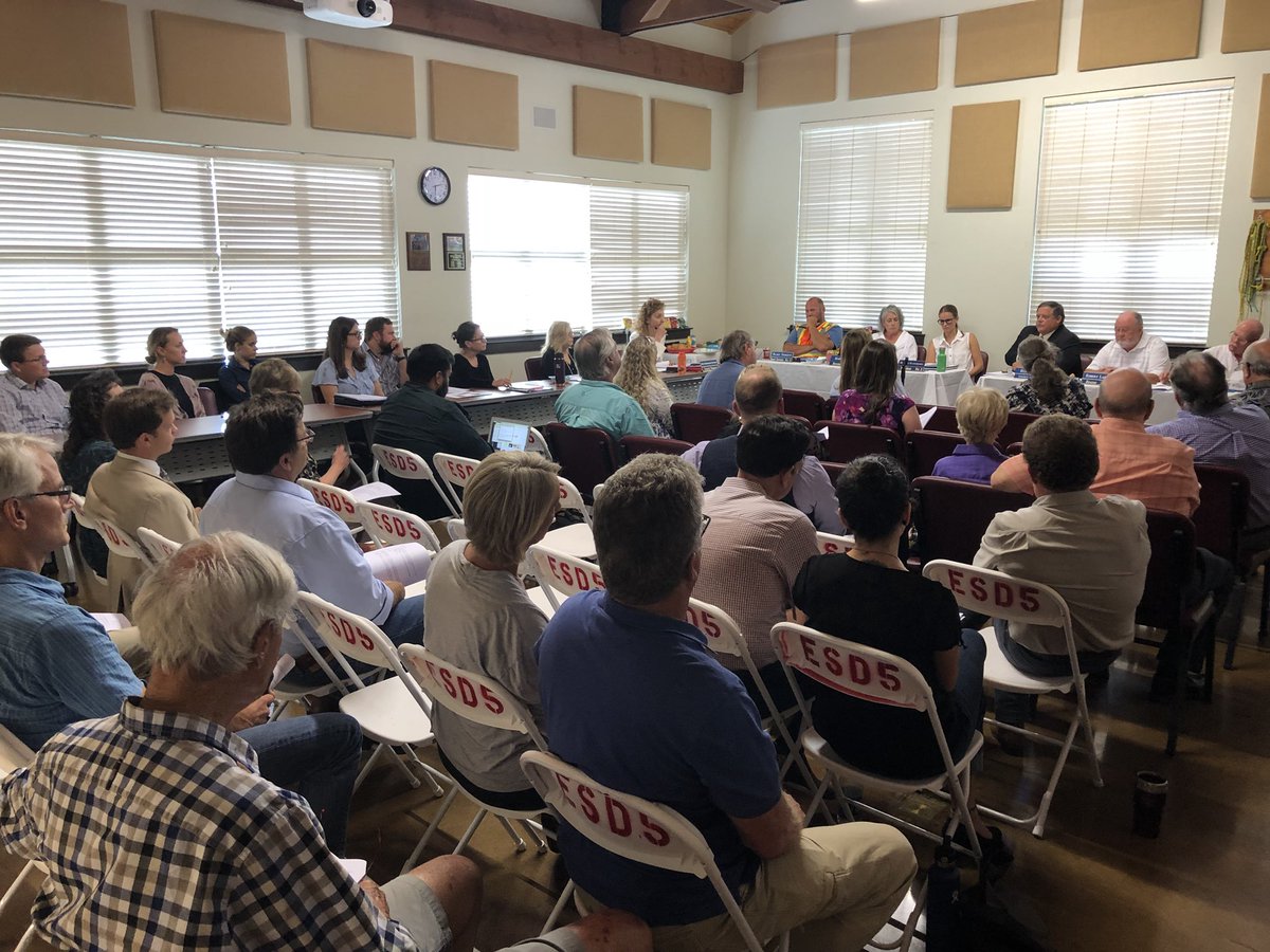 ISAACforEnergy's tweet photo. Nice gathering of folks at the @BSEACD meeting tonight re: the permit application from EP. Many thanks to Sen. @DonnaCampbellTX for having staff here, and to Ken Strange (my hopeful successor) for being here too. #SaveOurWells https://t.co/P8Jvw9Q9hC