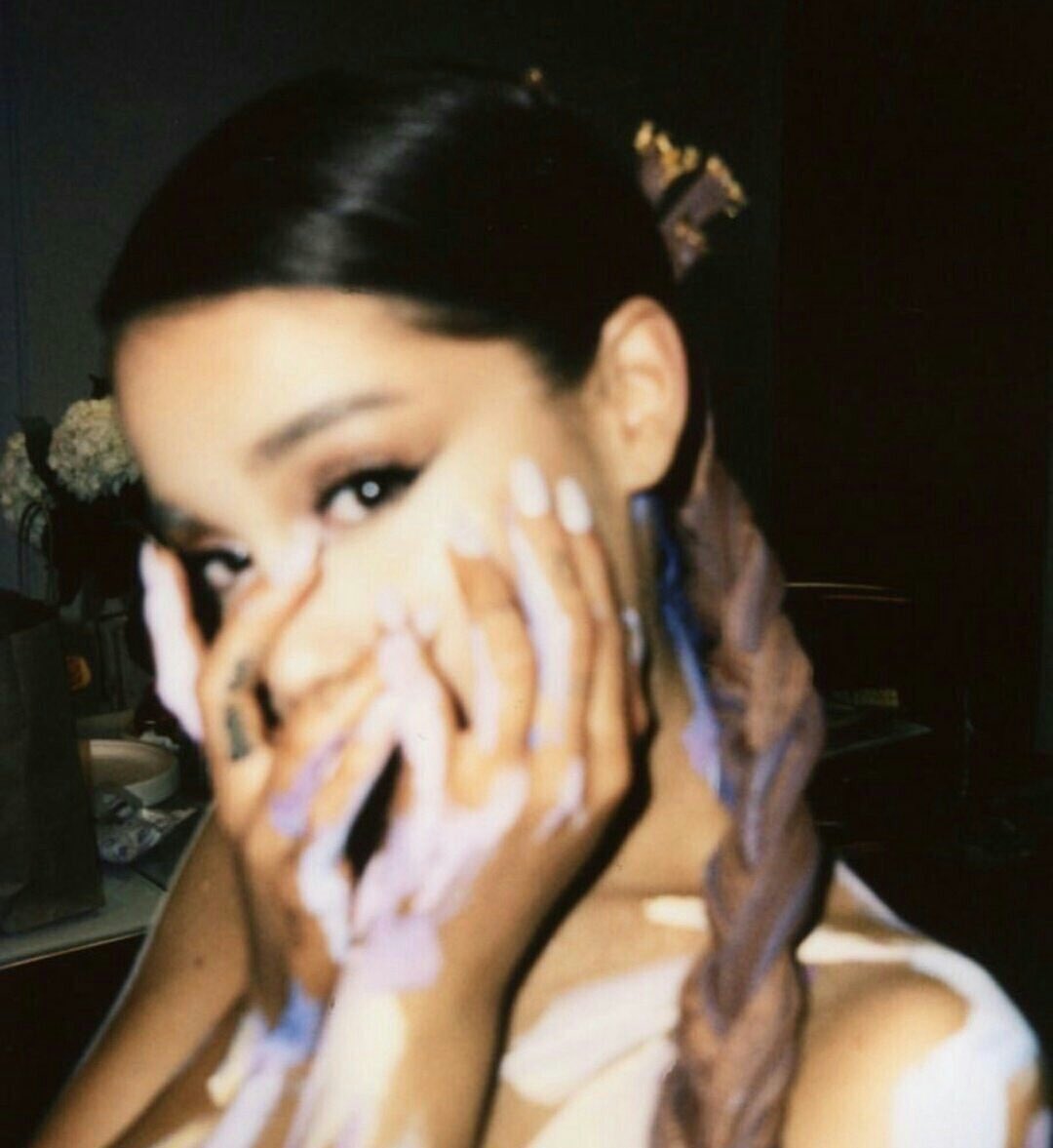 GrandeTourNews's tweet photo. We will be gifting 10 copies of #GodIsAWoman tonight when it drops! In order to win RT &amp; like this tweet and make sure you’re following us! Winners will be announced shortly after the song is released. https://t.co/uO8JRCD5K0