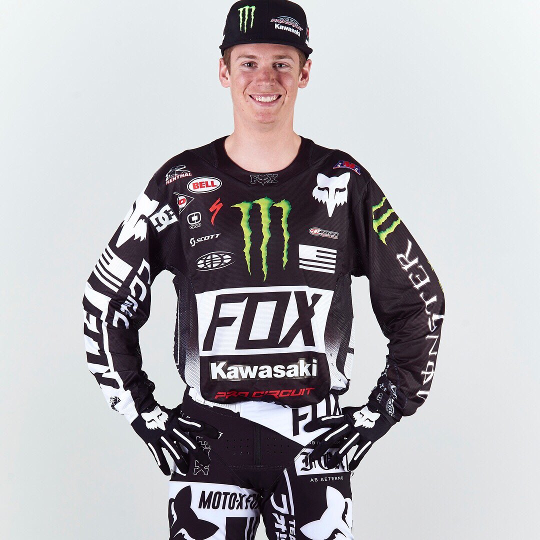 RaceKawasaki's tweet photo. It’s #throwbackthursday 🙌 These pics were taken at the 2016 team photo shoot! #tbt #racekx  #procircuit #supercross2016 @versacesavatgy @AustinForkner @AdamCianciarulo https://t.co/2Sd1MkqSFz