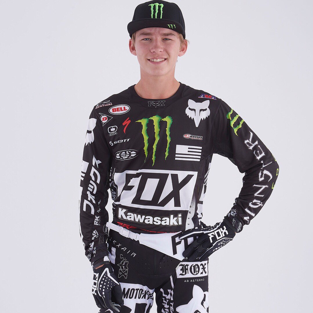 RaceKawasaki's tweet photo. It’s #throwbackthursday 🙌 These pics were taken at the 2016 team photo shoot! #tbt #racekx  #procircuit #supercross2016 @versacesavatgy @AustinForkner @AdamCianciarulo https://t.co/2Sd1MkqSFz