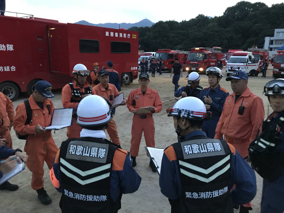 Twitter पर 和歌山市消防局 広島県での和歌山県大隊の活動 平成30年7月13日 金 緊急消防援助隊和歌山県大隊は 広島 市安芸区上瀬野で行方不明者の捜索を行います 朝5時10分に広島県消防学校を出発しました