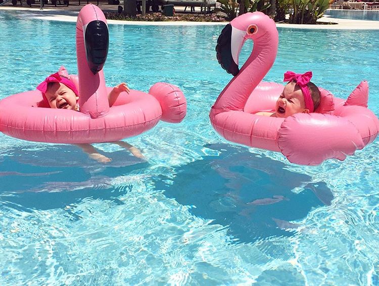 Issa pool day; ⛅

Mamá nos ha llevado a la piscina a pasar el rato, mientras yo me divierto y la paso muy bien, mis pequeñas hermanas Alessa y Adelaide no les agrado mucho la idea.