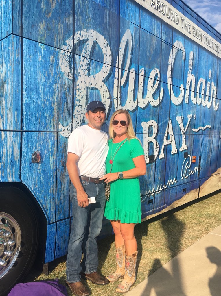 jenlcoulter's tweet photo. Kenny Chesney with @EDavisAdams #TripAroundTheSun #AMPLiveFeed https://t.co/cBaXDBGjfQ