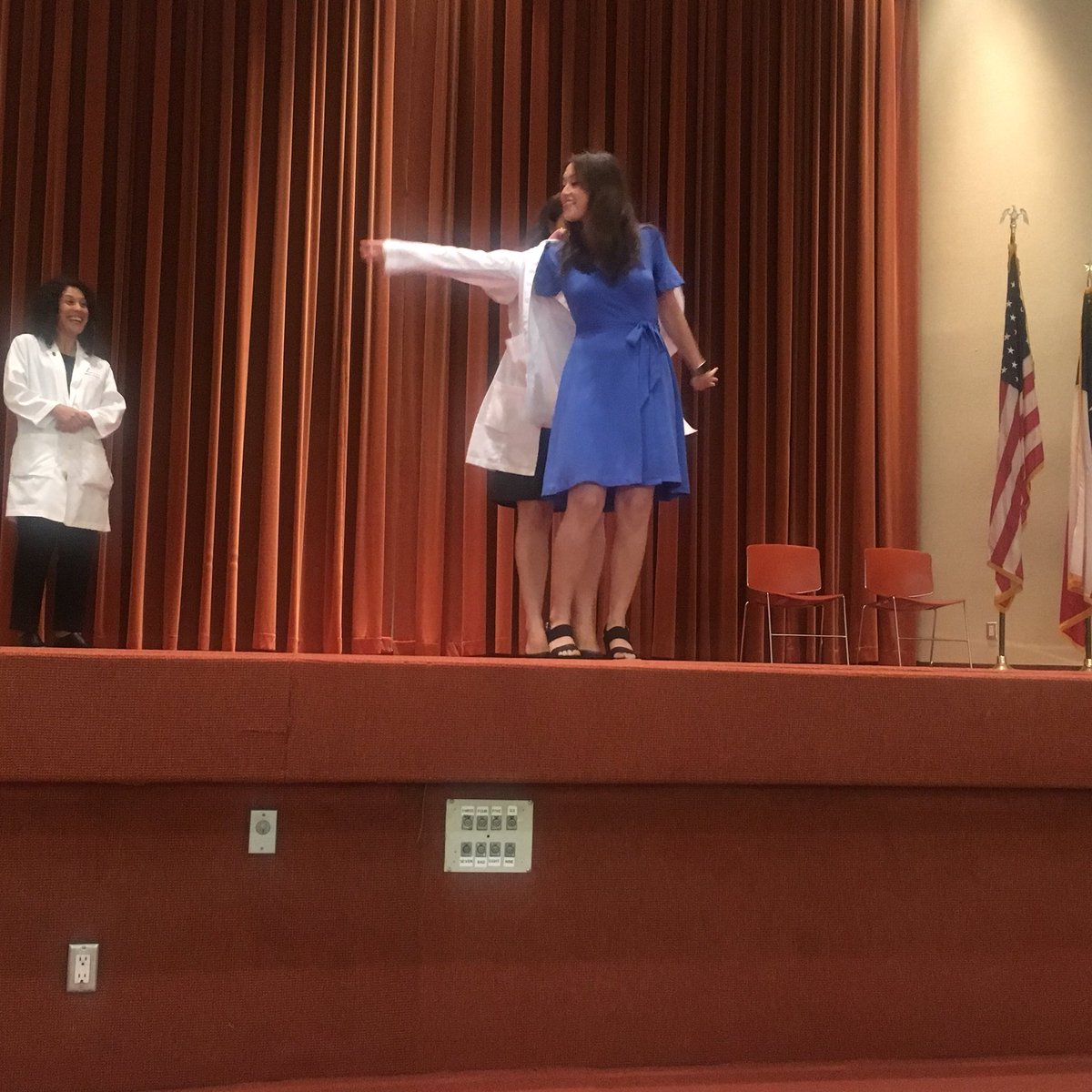 UTSWMedCenter's tweet photo. The #UTSW Physician Assistant Class of 2019 the “Bigs” coated their “Littles” the Class of 2020. #whitecoatceremoney #utswshp #utswlife https://t.co/gfF4hKH6Kq