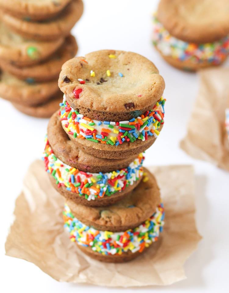 Looking to keep the famiglia cool this weekend? These Chunky Chocolate Chip Ice Cream Sandwiches are the perfect summer treat, baby! bit.ly/2ugNDFJ