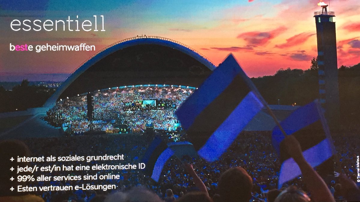 EssersMax's tweet photo. Tobias Koch im #eestonia showroom, unter anderem über die Vorzüge der elektronischen ID #impressive #smart @IAO_Office21 @KissStefan @d_stolze #socialighting https://t.co/b2ucy8Fldd