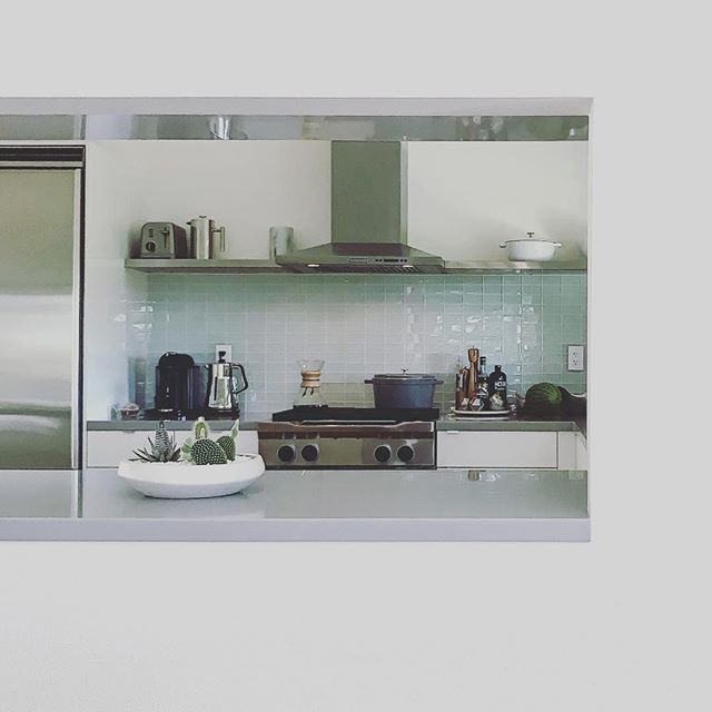 sw70th's tweet photo. Through the pass-through.
🔨
#sw70th #diy #kitchendesign #kitchenremodel #kitchenrenovation #designerkitchen #modernkitchen #rummer #eichler #modernarchitecture #portland #greatroom #stainlessrefrigerator #stainlessfridge #midcenturymodern #modernhome… https://t.co/Ks8U9IAiKk https://t.co/7c28Gra0fD