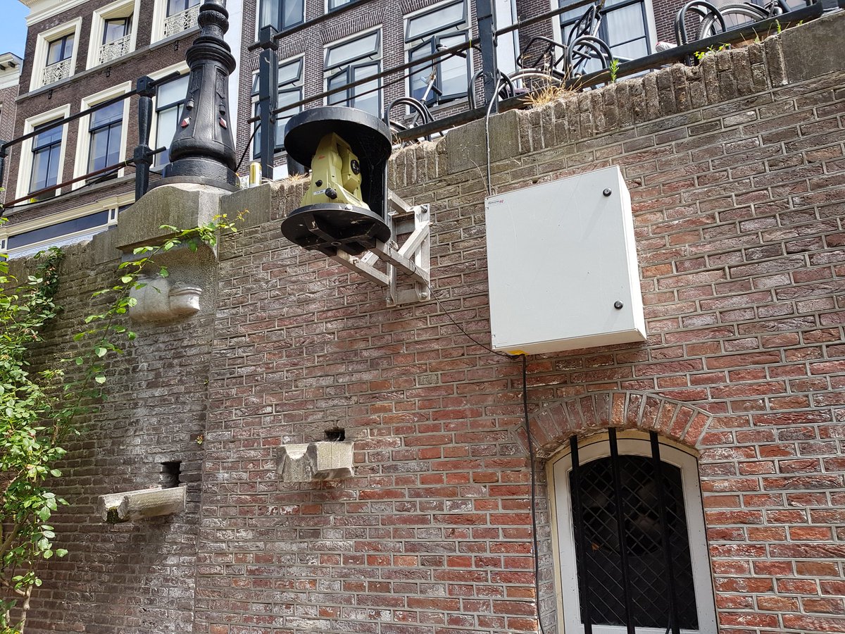 emacgillavry's tweet photo. Gisteren tijdens de lunchwandeling wel 2 heel dure sensoren tegengekomen langs de kade van de Oude Gracht. Zet @VTHUtrecht die straks ook in het #sensorregister? https://t.co/DiPNblod5I