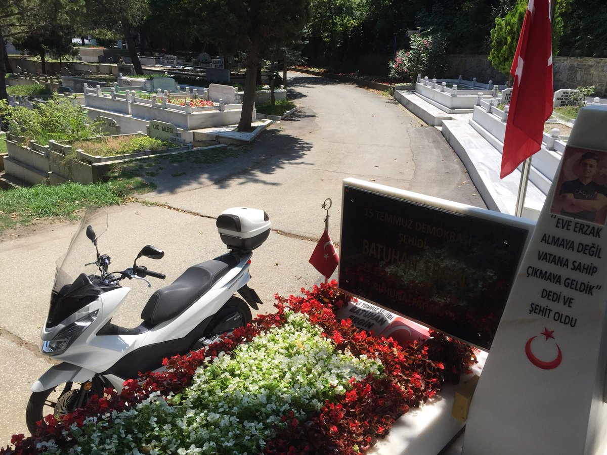 nedimsener2010's tweet photo. Batuhan’ın motosikleti...
Babası çok istediği motorsikleti 15 Temmuz günü satın aldı. Sadece 6 saat kullandı. Gece motoru bıraktı, köprü’ye gitti. ’Eve erzak almaya değil devlete sahip çıkmaya geldik’ diye yazdı, iki saat sonra da şehit oldu. Motoru ise hala Ortaköy sokaklarında https://t.co/79SfZkM1oD