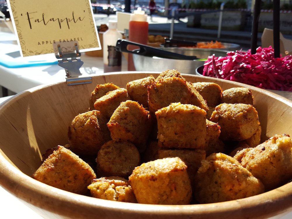 FinzelsReachMkt's tweet image. Looking for an affordable lunch that tastes AMAZING?! Pop on down to @FinzelsReach this lunchtime for street food made by our lovely local traders. And don&apos;t forget our night market Feast at Finzels in the fermentation building tonight from 5pm-10pm #allthestreetfood #Event