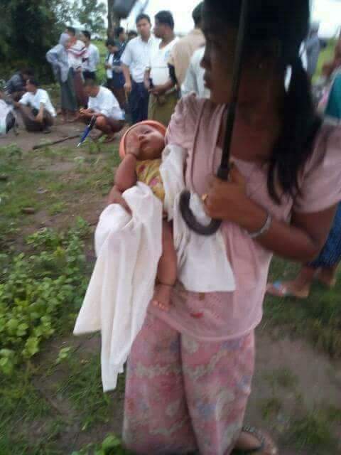 သ​ေဘၤာ​ေကြ႔​ေက်းရြာမွ ရင္​​ေသြးငယ္​ကုိပုိက္​ၿပီး ​ေနအိမ္​ကုိ​ေက်ာခုိင္းရ​​ေတာ့မယ္​။မုိးရာသီမွာ အမုိးအကာအျပင္​ဘက္​ကုိထြက္​ခြာရၿပီ။
ဘဂၤါလီအတြက္​​ေတာ့ မုိးမက်မီ အိမ္​အျမန္​​ေဆာက္​​ေပးတယ္​။ရင္​နာစရာ။လဲြ​ေတာ့လဲြ​ေနၾကၿပီ။ pic.x.com/LlJZOIXAdj