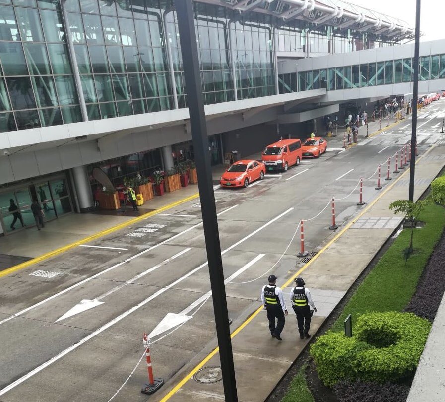 #Alajuela
#PolicíaTurística, hoy retomamos el servicio policial en #AIJS, trabajaremos de la mano con Policía Aeroportuaria, brindando información preventiva y seguridad ciudadana a los usuarios de este puerto de entrada y salida del país. <a href="/fuerzapublicaCR/">Fuerza Pública CR</a> #HacemosNuestroTrabajo