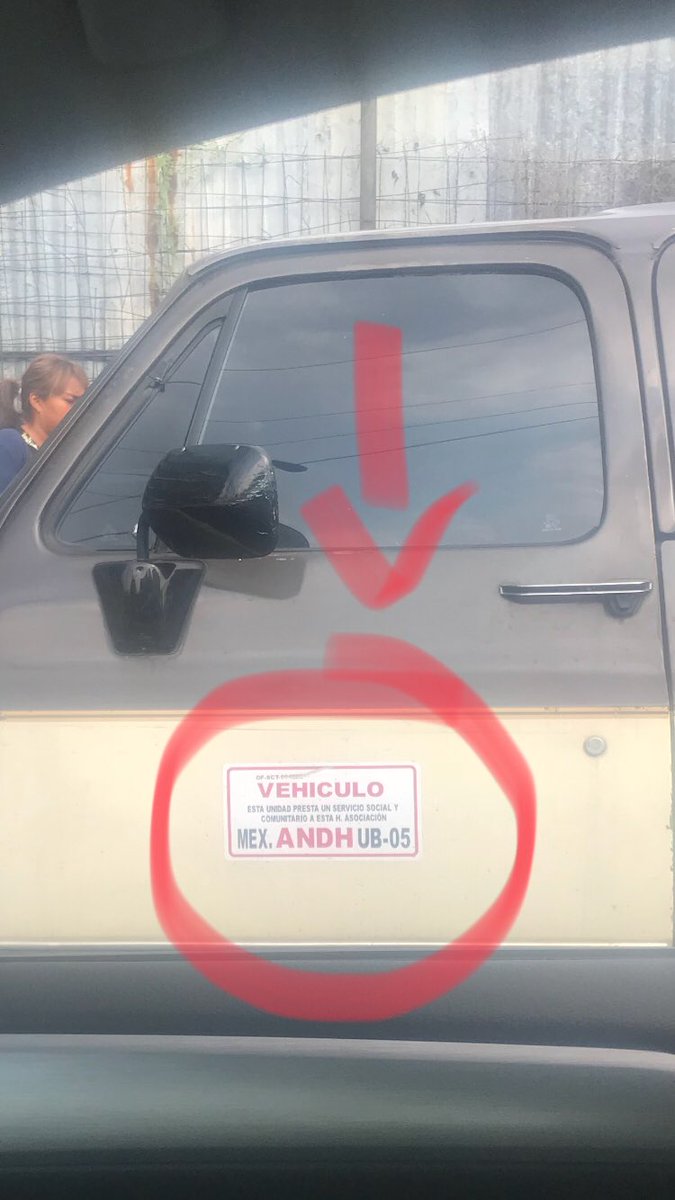 Rebmangas's tweet image. A ver, qué alguien me explique. Llevo meses denunciando coches estacionados en lugares prohibidos en Benito Juárez, esquina Tlalpan, Espartaco. Esta camioneta es uno de ellos. ¿Por hacer labor social tiene permitido brincarse la ley? @UCS_CDMX @SSP_CDMX