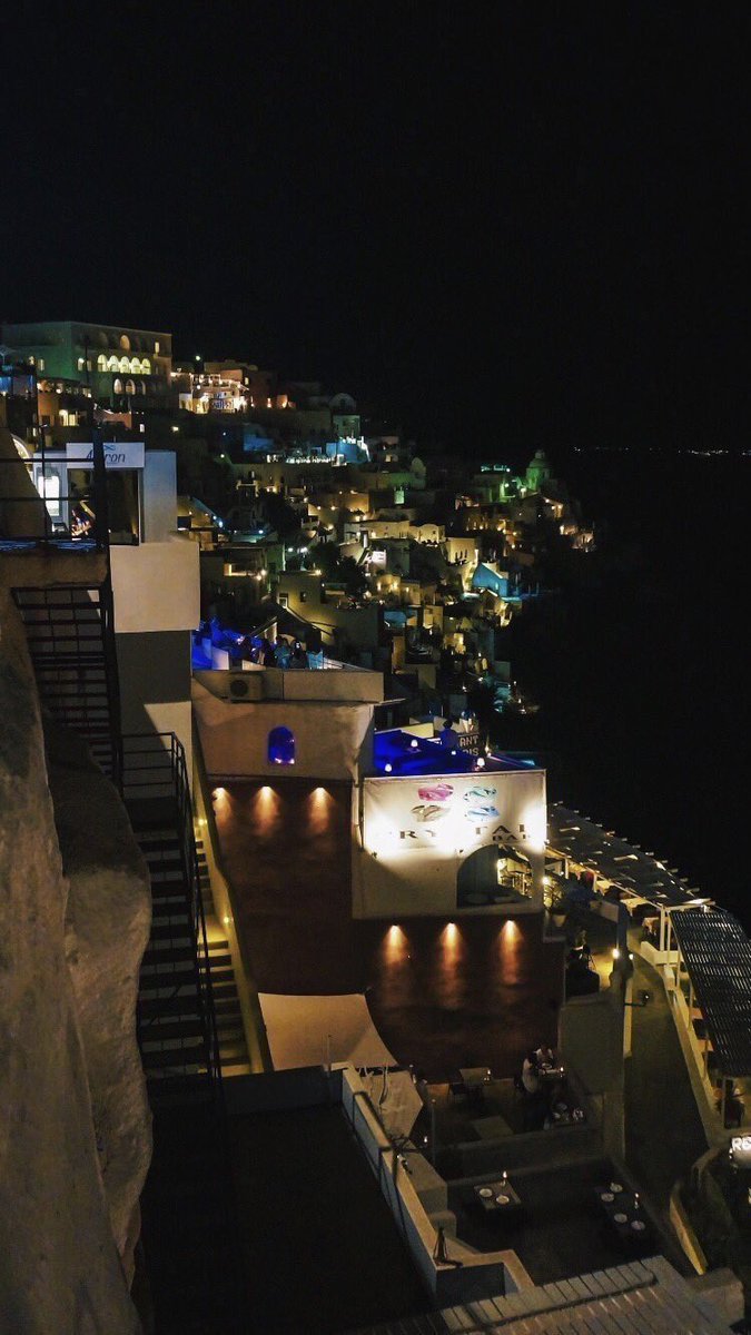 _3ALM_'s tweet photo. سانتوريني اليونان ليلاً . . 🌌 https://t.co/jpvfSZt3V1