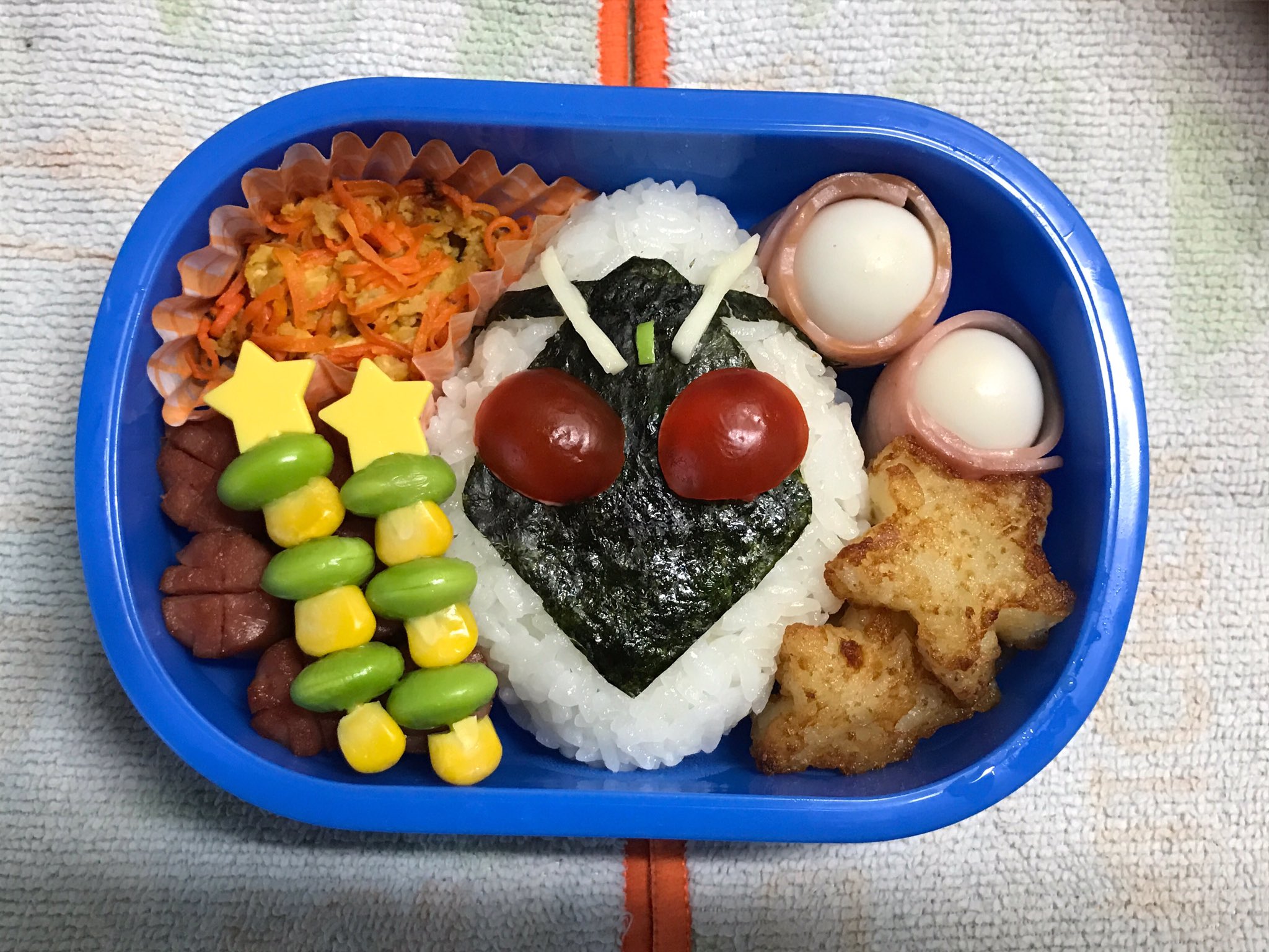 Chieo パピコ R2 5生まれ バタバタで朝載せれんかった 今日の息子の幼稚園お弁当 お弁当記録 お弁当作り楽しもう部 キャラ弁 仮面ライダーフォーゼ にんじんしりしり 花ウィンナー うずらベーコン 星ポテト 枝豆 コーンピック ご飯の割合