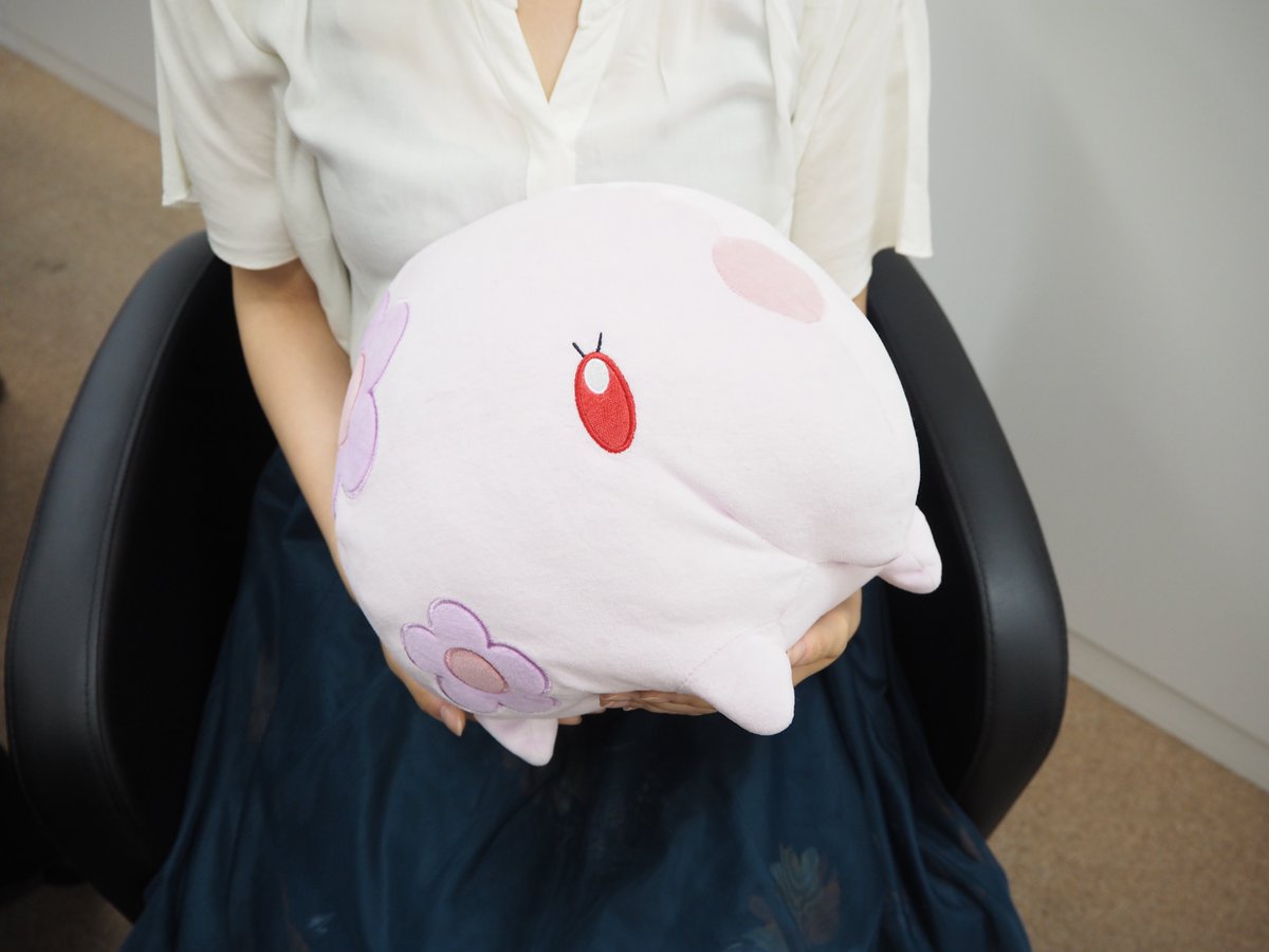 三英貿易株式会社 ポケモン新商品発売情報 もちっとふわっと心地の良いさわり心地で大好評の もちふわクッション から インパクトバツグンの ドガース と ゆめくいポケモン ムンナ の2種が新登場 抱きしめるのにちょうど良いサイズ感 11月