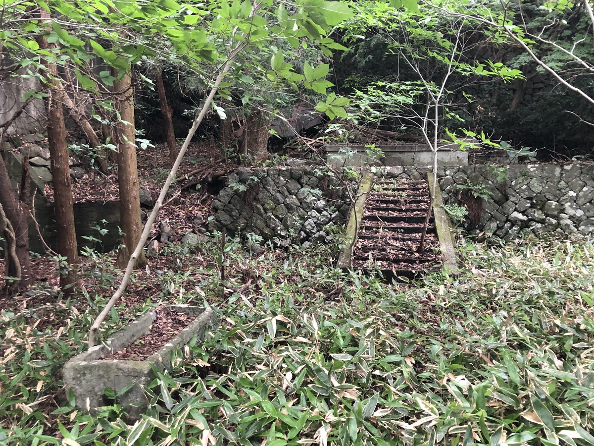 木下 竹 Twitterren 打ち捨てられた廃神社 御堂跡の両脇に居た石像はなにがモチーフなんだろう 高崎山繋がりで猿とかかな ノスタルジック