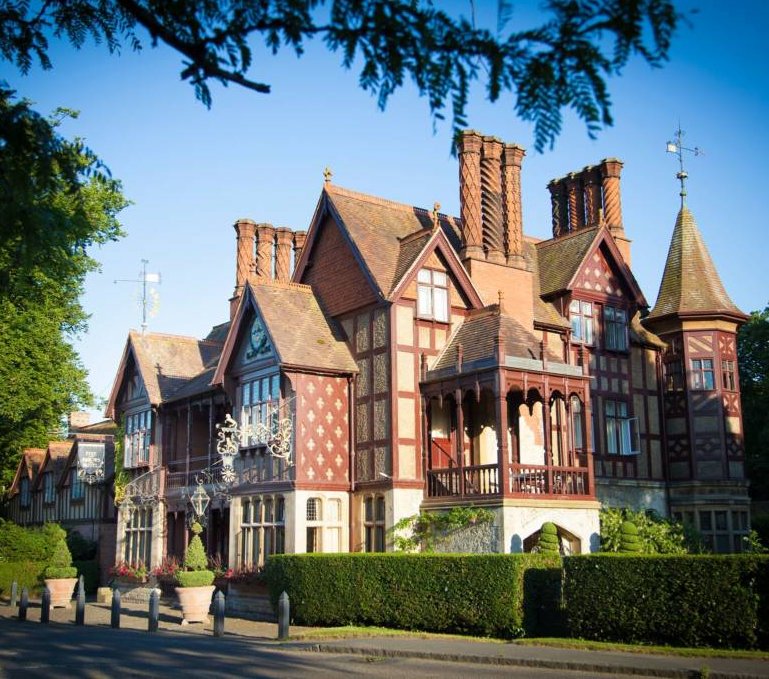 WManorWeddings's tweet photo. The Waddesdon wedding venues look stunning against a backdrop of bluesky! #ukheatwave #fivearrowshotel #weddingsatwaddesdon https://t.co/hAOCSCMbiY