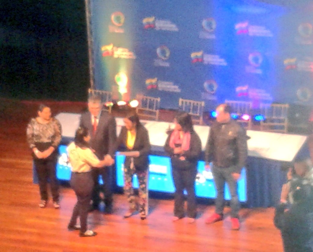 BONALDER's tweet photo. Graduando de las #EscuelasTecnicas de #Aragua recibiendo sus títulos de mano de @JauaMiranda y @DrodriguezVen https://t.co/0ptCmdFZuQ