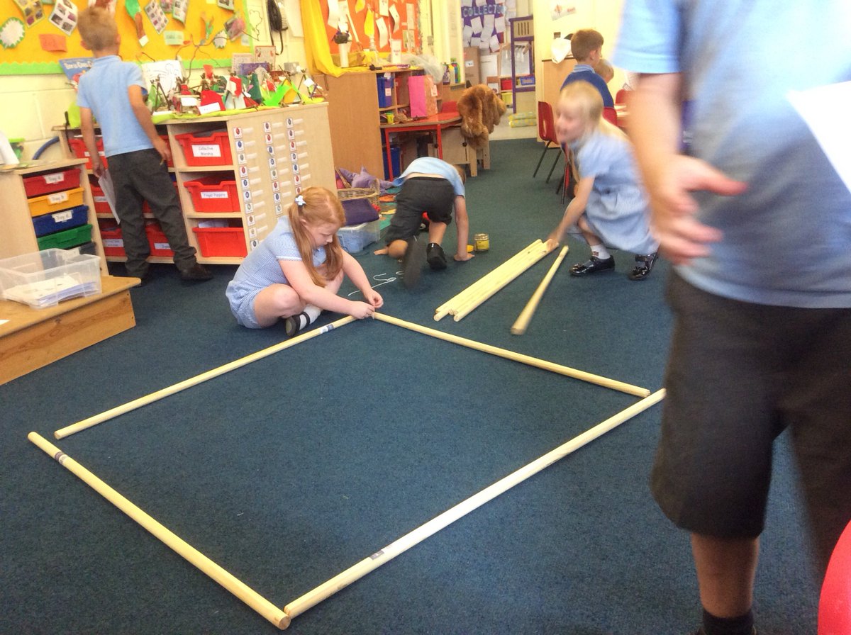 Duxbury_Class's tweet image. Large scale construction yesterday afternoon 😊⛺️#teamwork #tentbuilding #strongstructure