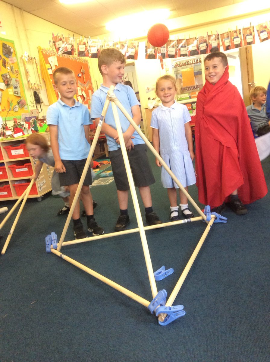Duxbury_Class's tweet image. Large scale construction yesterday afternoon 😊⛺️#teamwork #tentbuilding #strongstructure