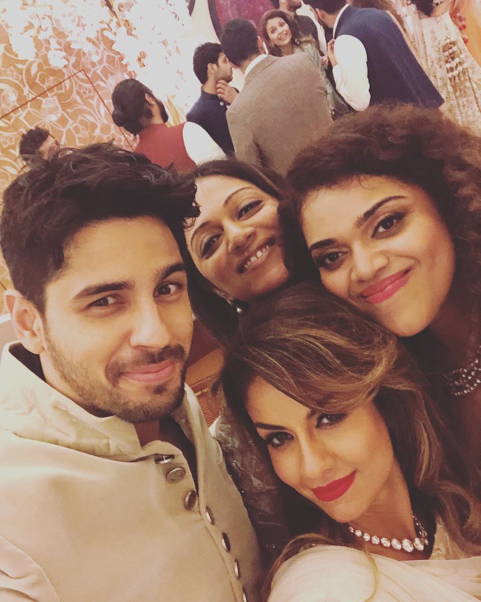 PIC - @S1dharthM with  <a href="/aartims/">Aarti Shetty</a>, Pooja Shetty &amp; Natasha Poonawalla at #AkashAmbani &amp; #ShlokaMehta engagement bash