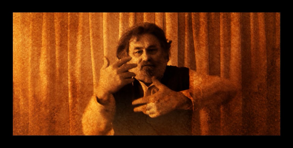 Tra ironia e poesia nell'attesa di un mondo nuovo.
youtube.com/watch?v=XKJqsT… 
#NeroVivace #IlMondoVaADritta