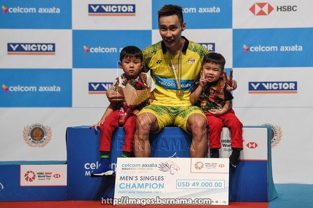 LeeChongWei's tweet photo. [Admin] What a historical win it must be for Datuk Wira Lee Chong Wei! He beat the amazing Kento Momota from Japan 🇯🇵 21-17, 23-21 to take his 12th Malaysia Open title on his 850th international match of his entire career!
#MalaysiaOpen2018
#CAMO2018
🇲🇾 https://t.co/3P8uUWTWcY
