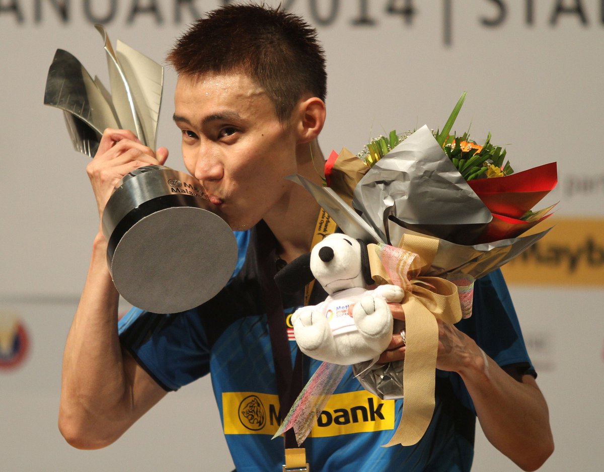 LeeChongWei's tweet photo. [Admin] What a historical win it must be for Datuk Wira Lee Chong Wei! He beat the amazing Kento Momota from Japan 🇯🇵 21-17, 23-21 to take his 12th Malaysia Open title on his 850th international match of his entire career!
#MalaysiaOpen2018
#CAMO2018
🇲🇾 https://t.co/3P8uUWTWcY