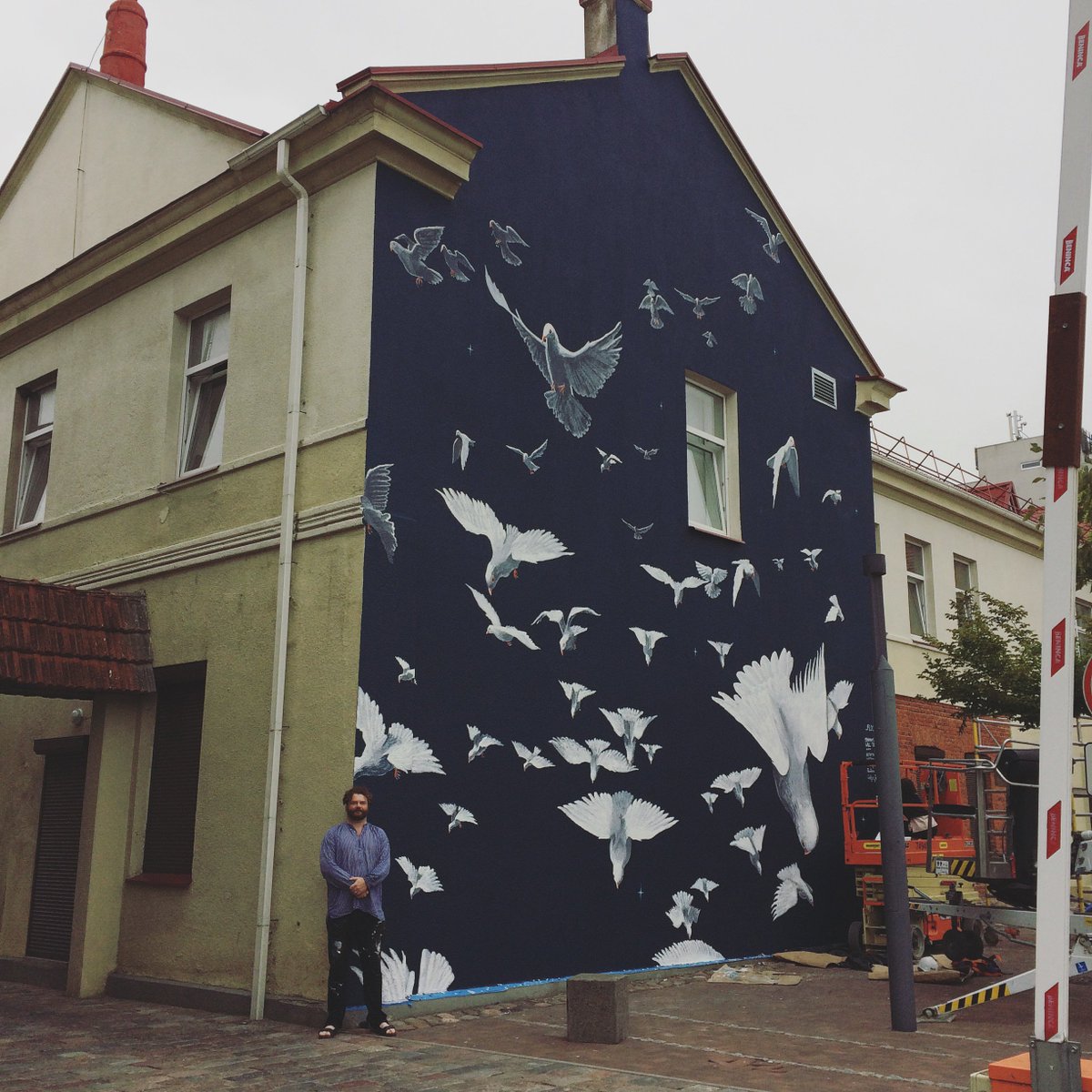will_teather's tweet image. One mural. ✅ Time for lunch.

MaLonNY 5 Art Forum,
Marijampole, Lithuania. 2018  #muralpainting #freshpaint #perspectice #magicalrealism #flock #flockofdoves #urbanart #doves #malonny #art #contemporaryart #contemporaryartist #fineart #modernart #streetart