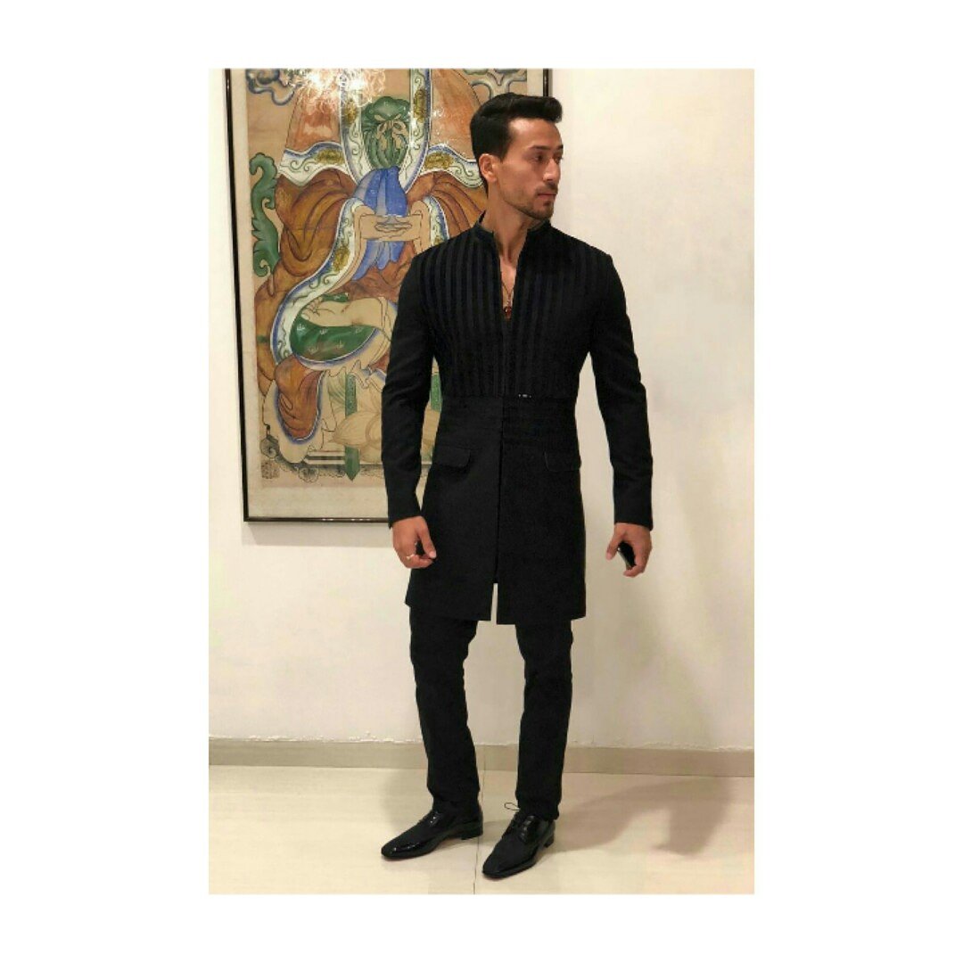 @vainglorious_in 
🎵I’m a deadly handsome man,
Look up, look down, watch out, the Tiger’s on the town tonight🎵
Outfit - @shantanunikhil
Assisted by @shradhapamnani  @teamtigershroff
@ayeshashroff 
Follow @officialtiger__ #TigerShroff #ShantanuAndNikhil #ShantanuNikhil