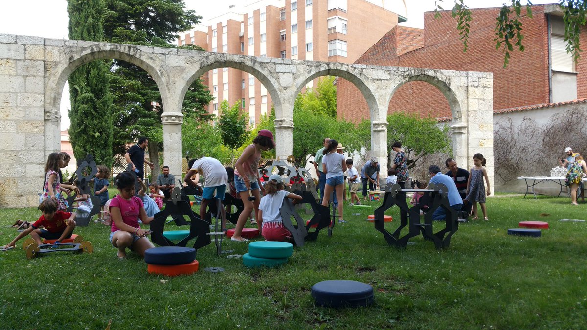 YolandaRodVal's tweet photo. Una gozada ver como los niños y niñas piensan y actúan con las piezas del taller de #microarquitecturas de #sarasangregorio en  #callemuseo4. Yo no sabría por donde empezar 🤔 https://t.co/s5bfW0cXBp