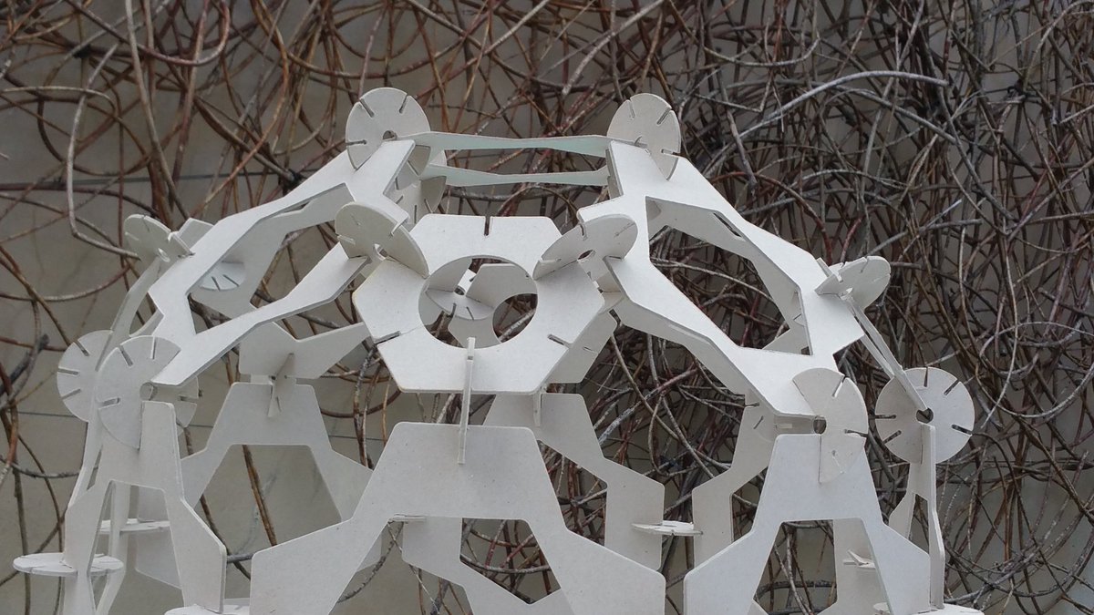 Una gozada ver como los niños y niñas piensan y actúan con las piezas del taller de #microarquitecturas de #sarasangregorio en  #callemuseo4. Yo no sabría por donde empezar 🤔