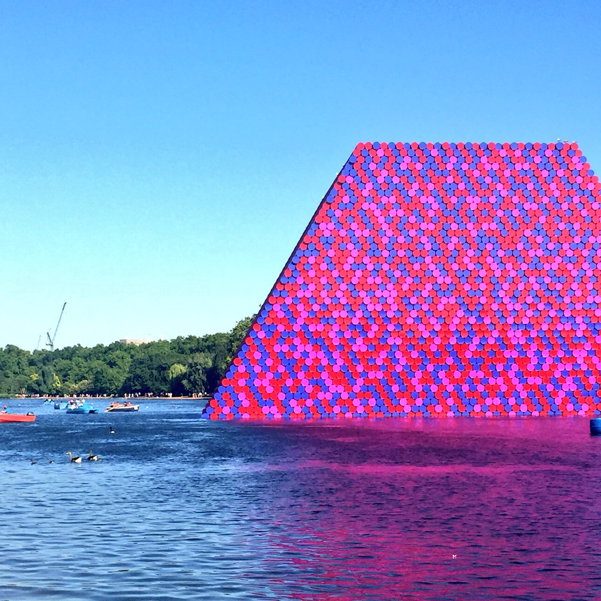 CharleneGuy's tweet photo. If you’re heading to #Hydepark check out #TheMastaba by #Christo #sculpture Its pretty awesome! 😯💕🦆🛶 https://t.co/1AjHVJj6DT