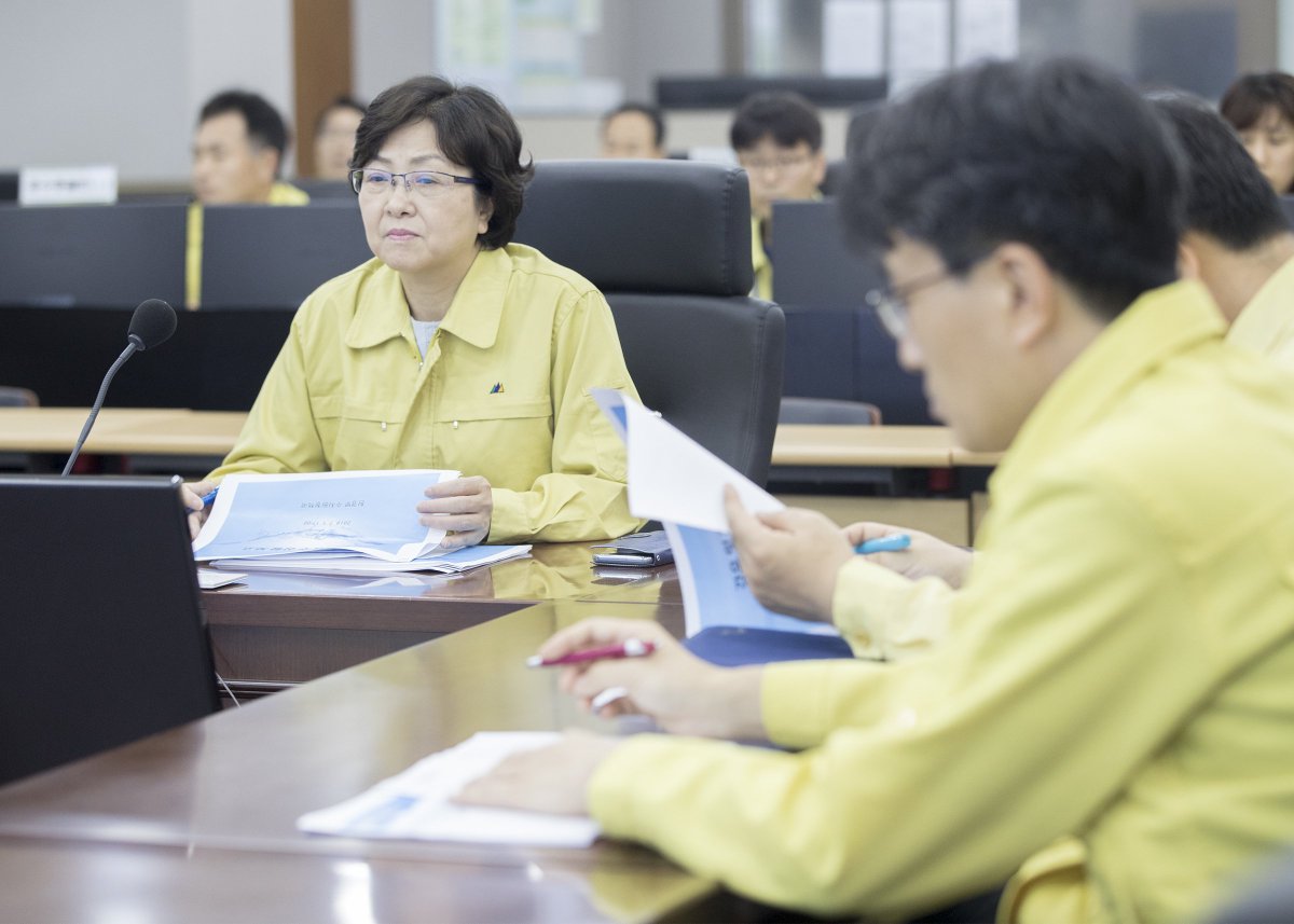 김은경 환경부 장관은 제7호 태풍 북상에 대비해 1일 오후 기상청과 한강홍수통제소를 방문, 태풍 관련 대응상황을 점검하고 홍수예보에 철저를 기할 것을 당부했습니다. 여러분께서도 만일의 사고가 없도록 각별한 주의를 부탁드립니다.