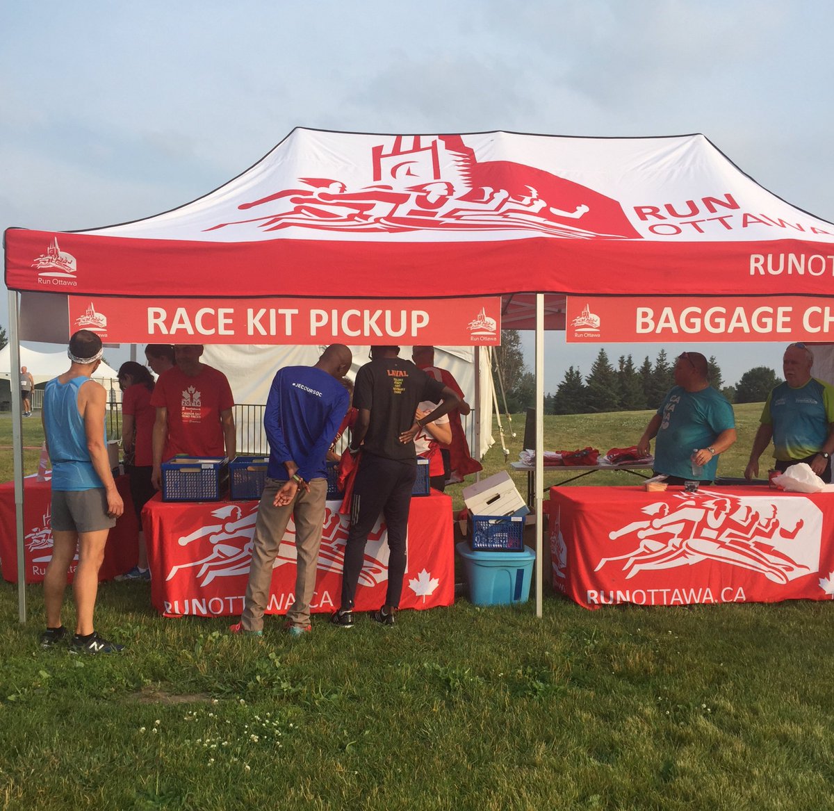 🇨🇦HAPPY CANADA DAY! 🇨🇦We’re onsite and ready to go! Come get your #CanadaDayRoadRaces kit in the park! #runottawa