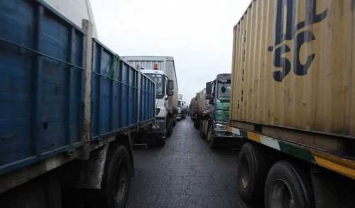 SaharaReporters's tweet photo. Most Of The Trucks Around Are Not Road-Worthy, Says FRSC Sectional Commander | Sahara Reporters @FRSCNigeria @MBuhari @followlasg #lagostankerexplosion #Berger
READ MORE: https://t.co/jzijtFyCdE https://t.co/jN6LSgGmwb