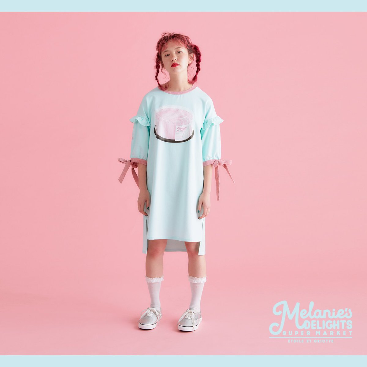 Etoile Et Griotte Melanieワンピース ブルー バースデーケーキ柄 パッケージングされたバースデーケーキが大きくプリントされたtシャツワンピ 袖のプリントはロウソク 襟と袖口はピンクのラメ生地でとびきりキュート 着丈92 5cm 身幅50cm