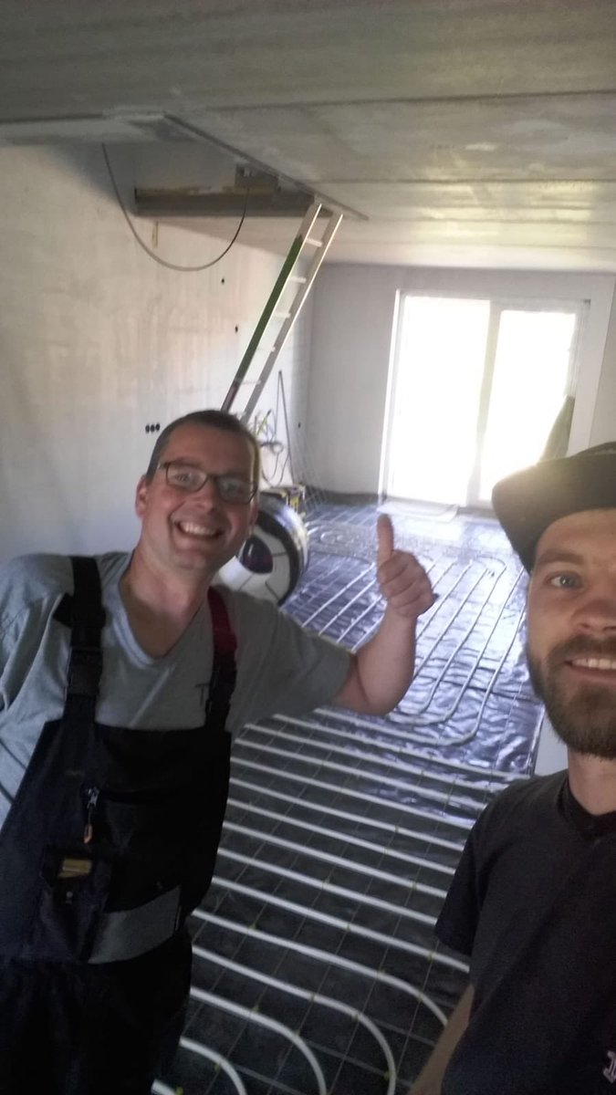 TOPLeek's tweet photo. Tevreden medewerkers in Yde. De vloerverwarming ligt er in en het weekend staat voor de deur. (Foto van afgelopen vrijdag) https://t.co/AdJ00u49PS https://t.co/0qIiz2dNoY