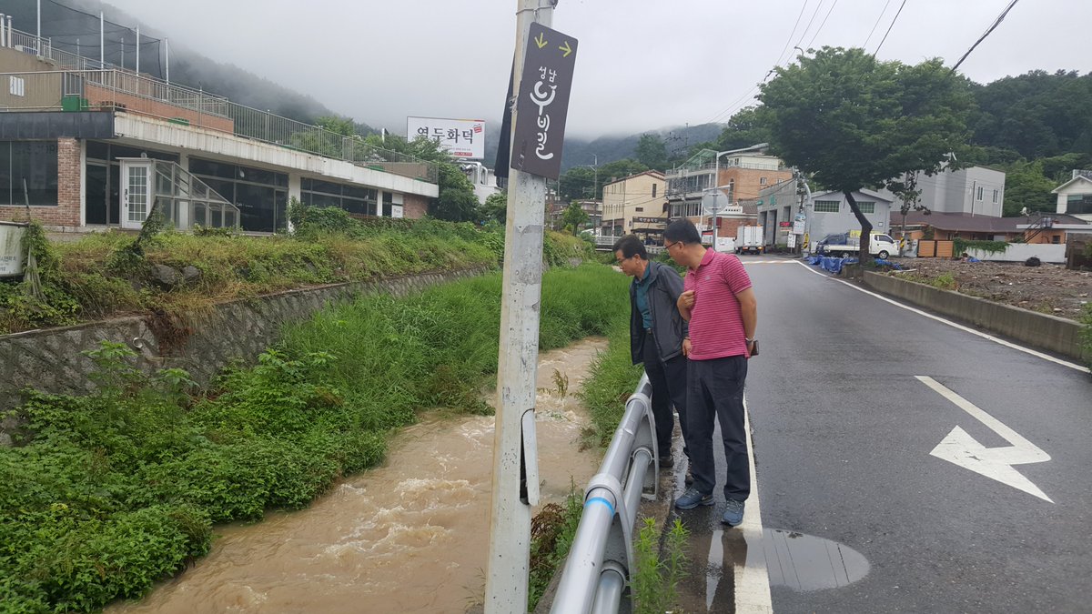 #성남시
수정구 건축과에서는 6.30일 오후부터 내린 집중호우로 인한 재해 예방을 위해 신촌동 배수지주변 등 침수 위험개소와 중앙시장 공사 현장 등 대형공사장에 대한 예찰활동을 실시하였습니다.