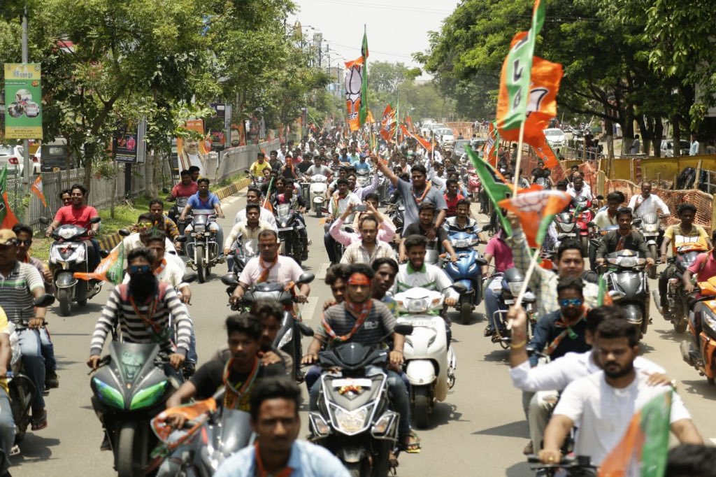 Odisha_Express's tweet photo. BJP National President @AmitShah Today arrives in Bhubaneswar. Shah will hold closed-door meetings with the representatives (two) from each panchayats across the State and will also discuss the party affairs in Odisha with the core team of Odisha BJP. https://t.co/YUm6zNddol