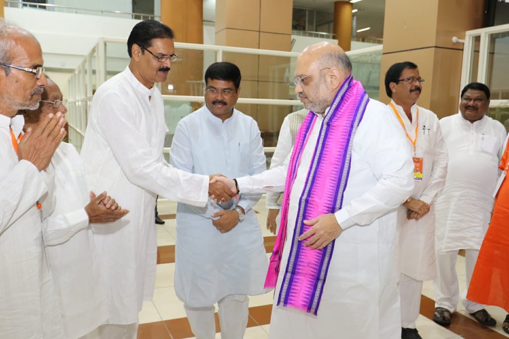 Odisha_Express's tweet photo. BJP National President @AmitShah Today arrives in Bhubaneswar. Shah will hold closed-door meetings with the representatives (two) from each panchayats across the State and will also discuss the party affairs in Odisha with the core team of Odisha BJP. https://t.co/YUm6zNddol