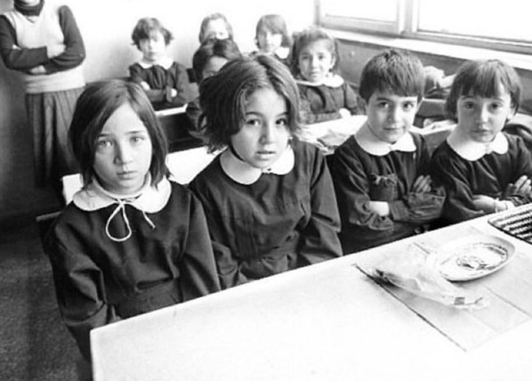 arsivtarih's tweet photo. İlkokulda masa örtüsünü sırayla eve yıkamaya götüren nesil burada mı? https://t.co/KsEtXSBTct