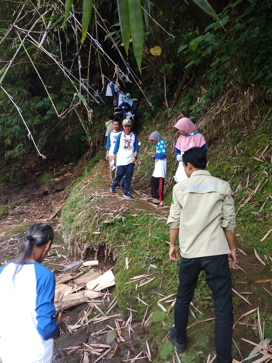 Salah satu cara agar manusia sadar terhadap lingkungannya,pendidikan dini yg di ajarkan oleh komunitas ciliwung depok,bersama dgn relawan...
Sekolah alam ciliwung depok☝️🙏👌