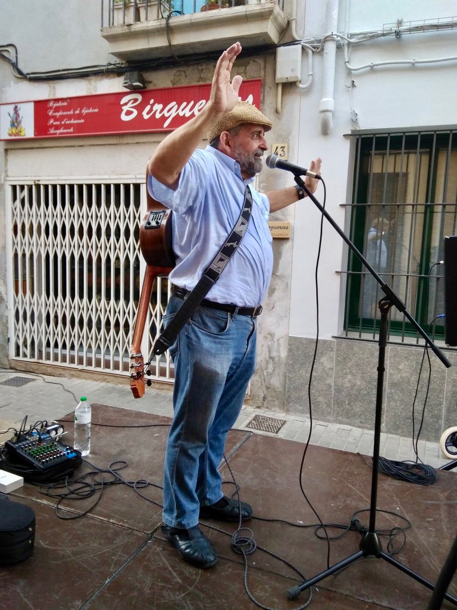 fduranv's tweet photo. Gran tarda de dissabte ahir al carrer Sant Francesc d'Assís #Badalona amb un munt d'infants descobrint i practicant l'art de fer catifes amb @CatifairesBDN i gaudint de l'animació infantil amb el gran @NoeRivasNoe https://t.co/EONcLyAzDz