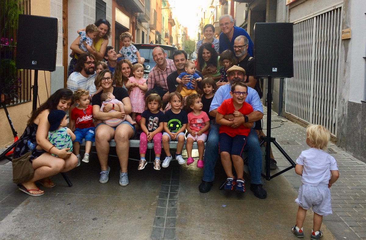 fduranv's tweet photo. Gran tarda de dissabte ahir al carrer Sant Francesc d'Assís #Badalona amb un munt d'infants descobrint i practicant l'art de fer catifes amb @CatifairesBDN i gaudint de l'animació infantil amb el gran @NoeRivasNoe https://t.co/EONcLyAzDz