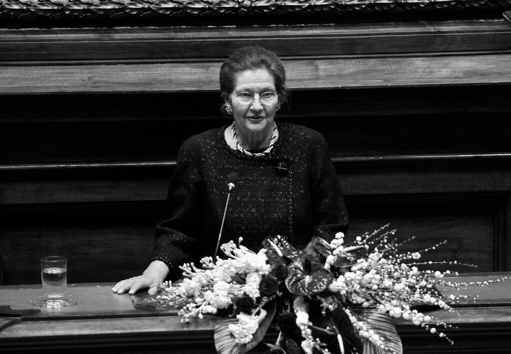 CoE_fr's tweet photo. [Au #Panthéon] Simone #Veil, lauréate du Prix Nord-Sud du Conseil de l'Europe en 2008, récompensant son combat pour les droits de l'Homme https://t.co/LycLt7PLcV