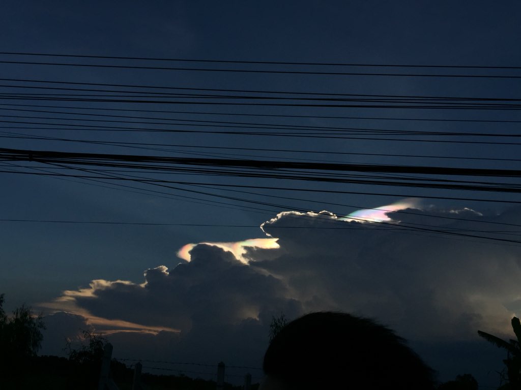 icingontops's tweet photo. ท้องฟ้าที่บ้าน คืออะไรไม่รู้แต่สวยมาก https://t.co/pRti2WCETn