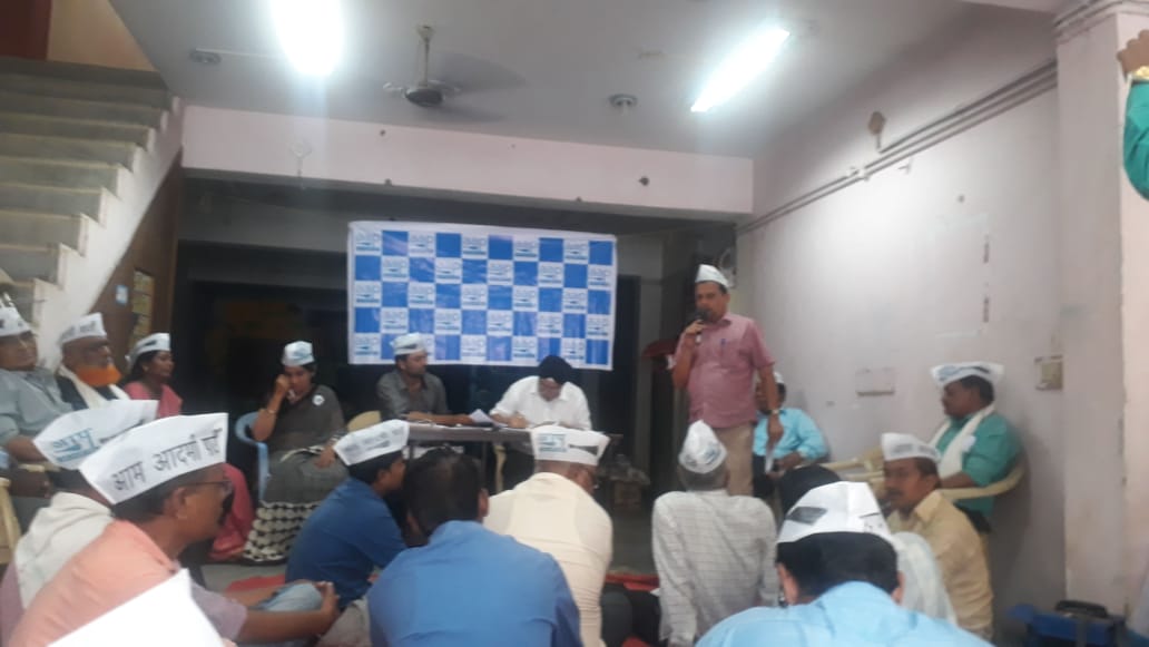 AAPWardha's tweet photo. मनोज रुपारेलजी हिंगणघाट तालुका मध्ये  शिक्षण या मुद्यावर त्यांनी हिंगणघाट येथील विद्यार्थीयांना शैक्षणिक सवलत मिळवून दिले https://t.co/tRwkpZ0QKd